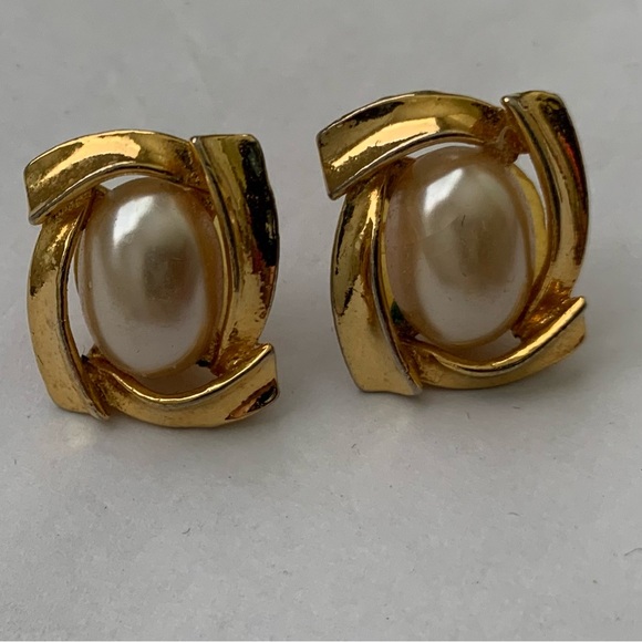 🔴 Vintage 60’s Faux White Pearl & Gold-tone Pierced Earrings Costume Jewelry 1” - Picture 7 of 10